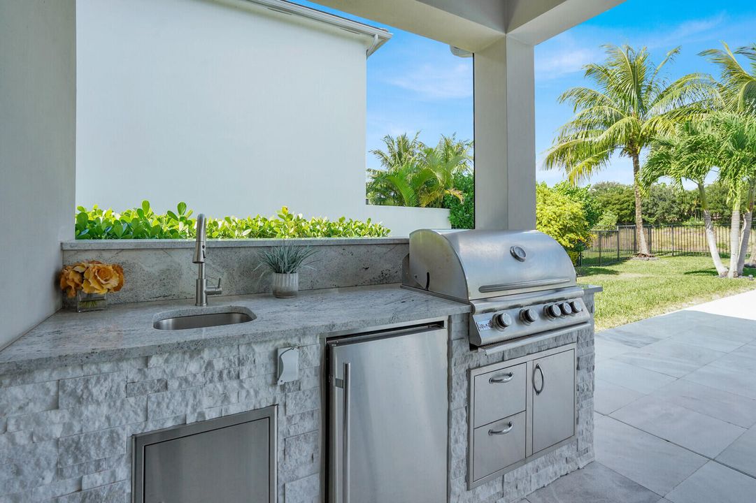 For Sale: $2,800,000 (5 beds, 5 baths, 4862 Square Feet)