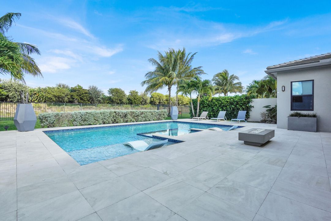 For Sale: $2,800,000 (5 beds, 5 baths, 4862 Square Feet)