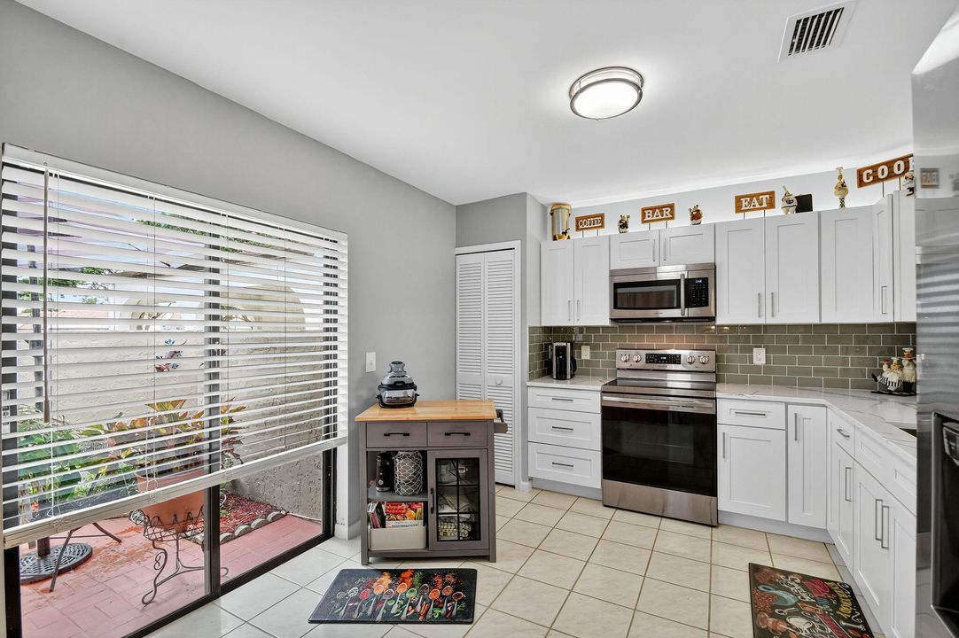 For Sale: $325,000 (2 beds, 2 baths, 1262 Square Feet)