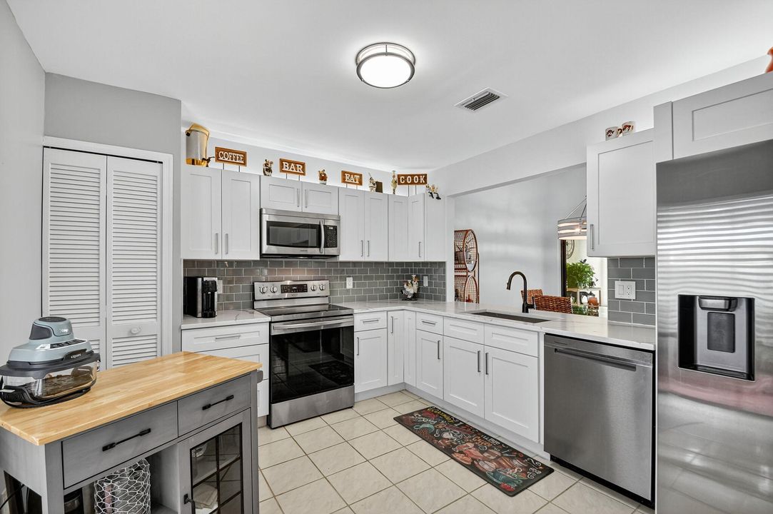 For Sale: $325,000 (2 beds, 2 baths, 1262 Square Feet)