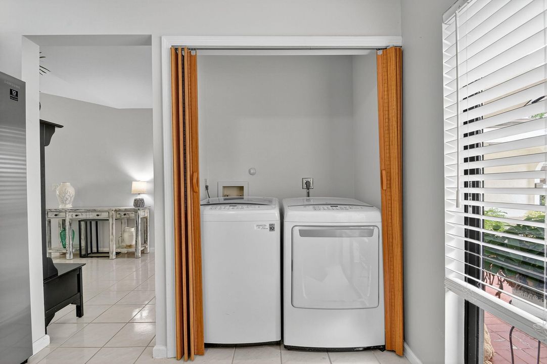 For Sale: $325,000 (2 beds, 2 baths, 1262 Square Feet)