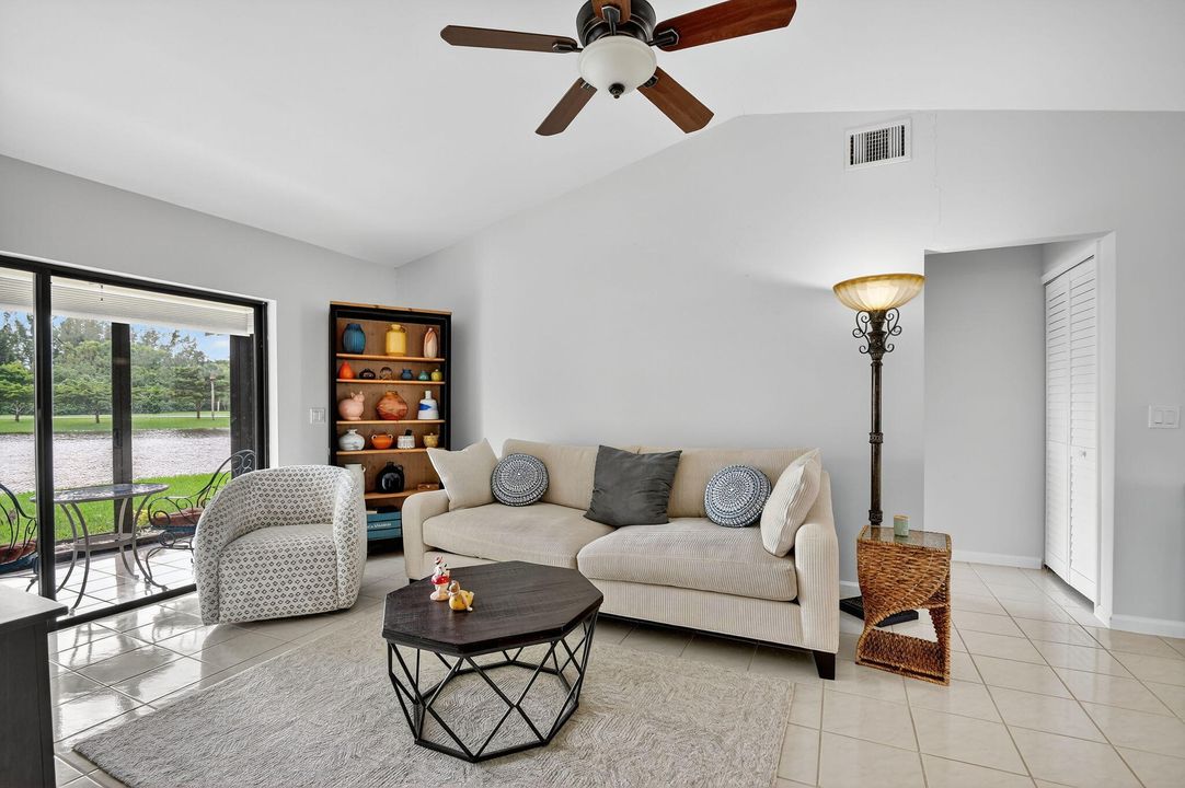 For Sale: $325,000 (2 beds, 2 baths, 1262 Square Feet)