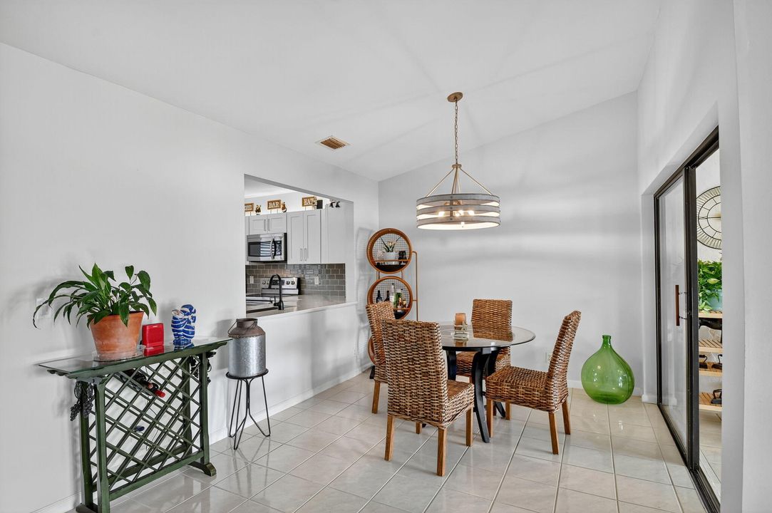 For Sale: $325,000 (2 beds, 2 baths, 1262 Square Feet)