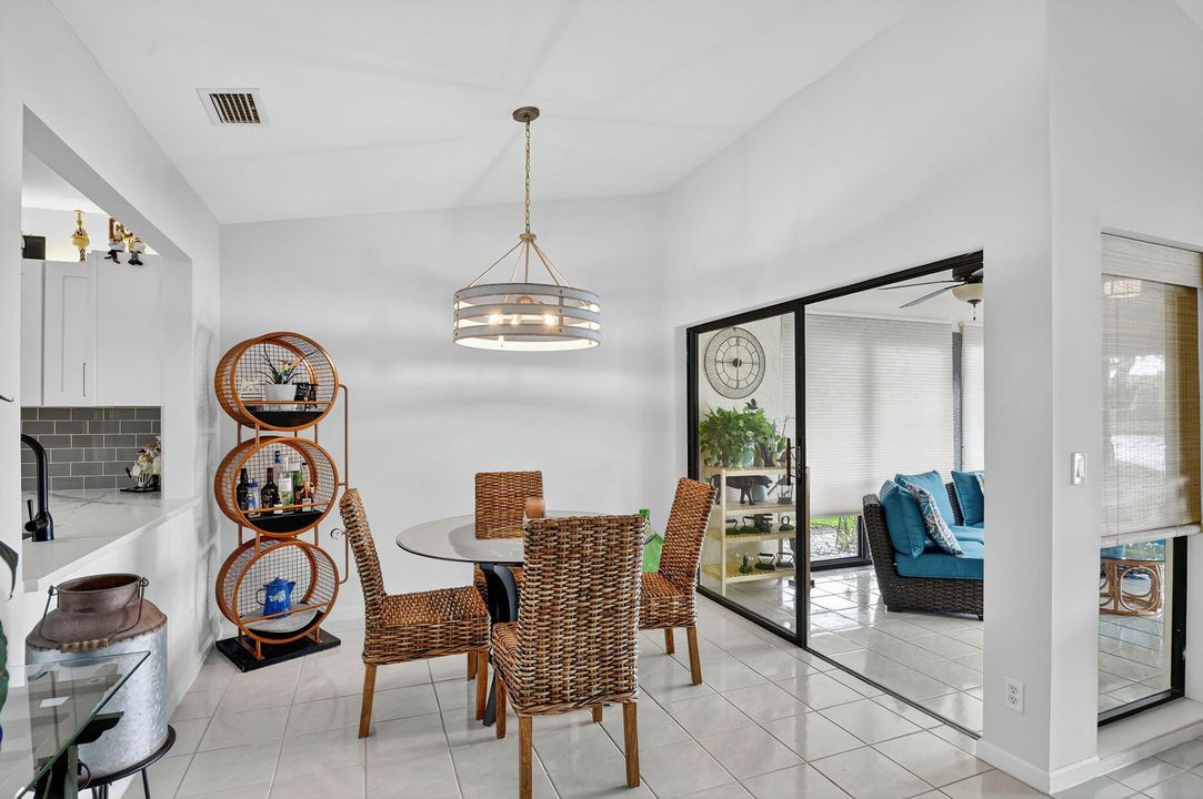 For Sale: $325,000 (2 beds, 2 baths, 1262 Square Feet)