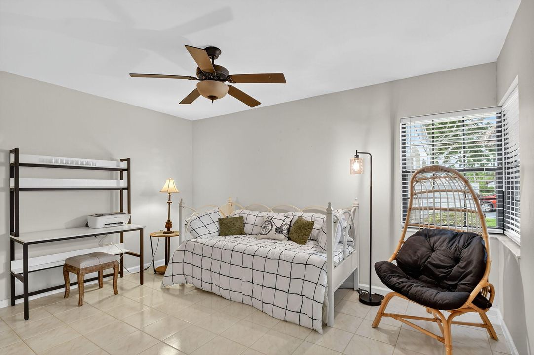 For Sale: $325,000 (2 beds, 2 baths, 1262 Square Feet)