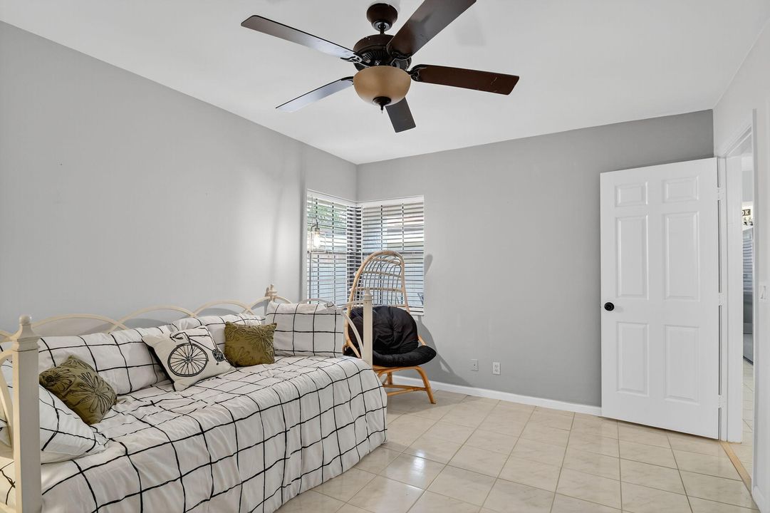 For Sale: $325,000 (2 beds, 2 baths, 1262 Square Feet)