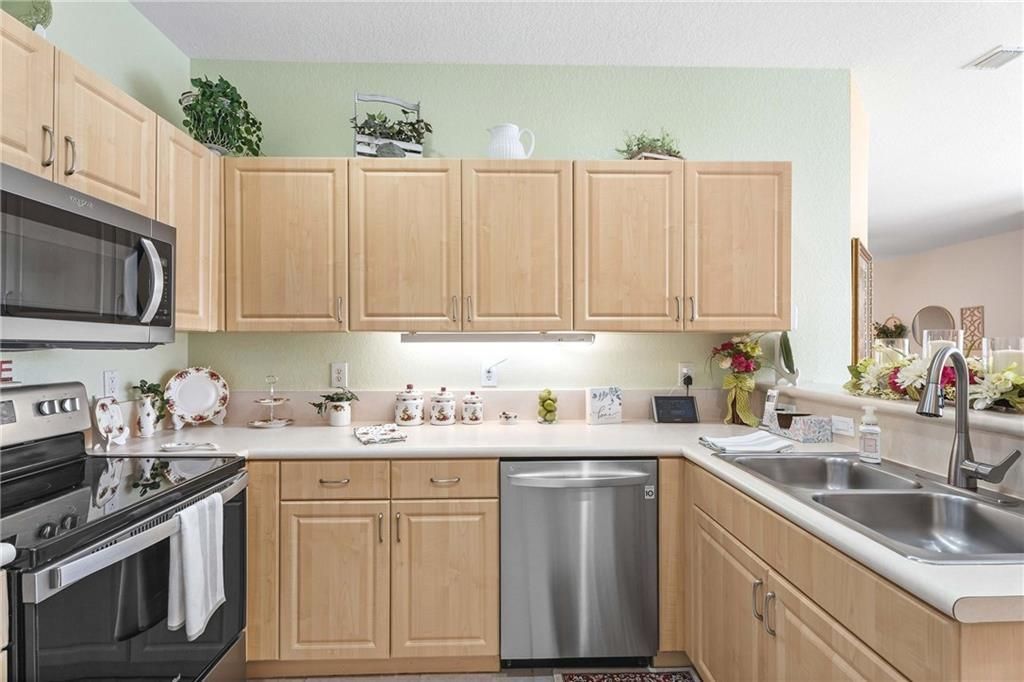 For Sale: $255,000 (3 beds, 2 baths, 1464 Square Feet)