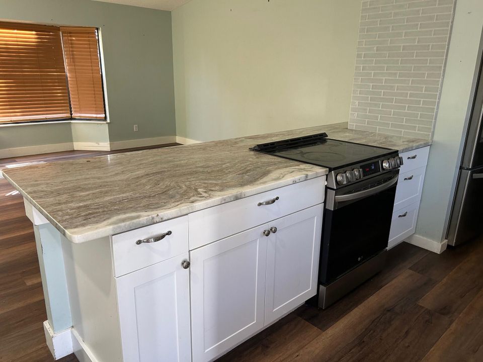 待售: $255,000 (3 贝兹, 2 浴室, 1308 平方英尺)