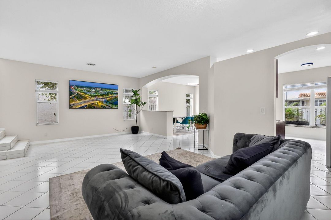 For Sale: $565,000 (4 beds, 2 baths, 2213 Square Feet)