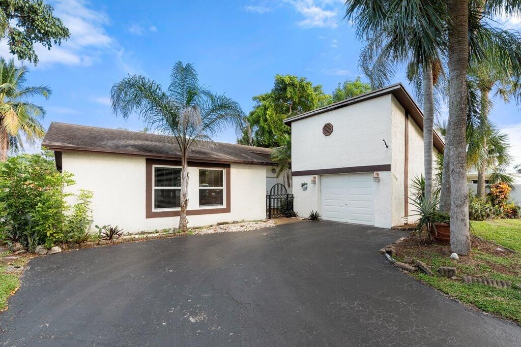 For Sale: $674,900 (3 beds, 2 baths, 2049 Square Feet)