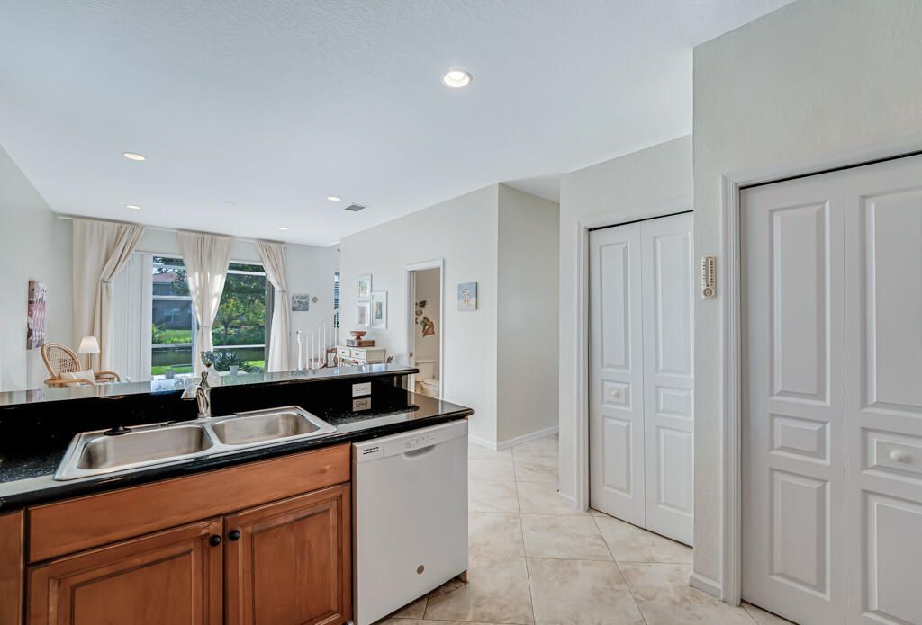 待售: $498,000 (3 贝兹, 2 浴室, 1800 平方英尺)