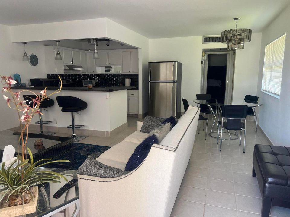 For Rent: $1,500 (1 beds, 1 baths, 720 Square Feet)