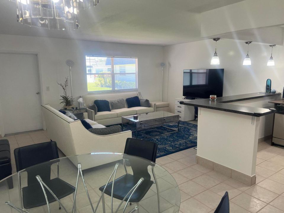 For Rent: $1,500 (1 beds, 1 baths, 720 Square Feet)