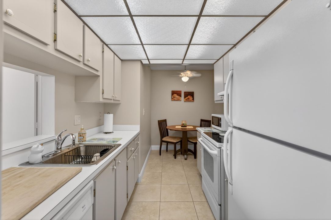 待售: $249,800 (2 贝兹, 1 浴室, 911 平方英尺)