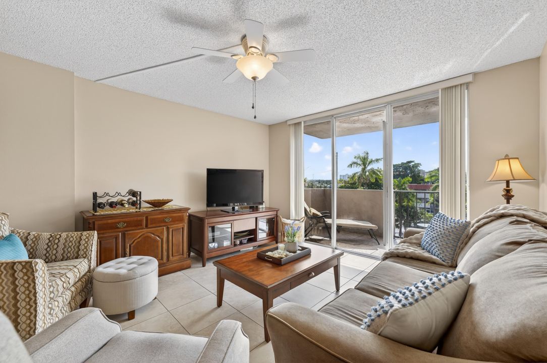 待售: $249,800 (2 贝兹, 1 浴室, 911 平方英尺)