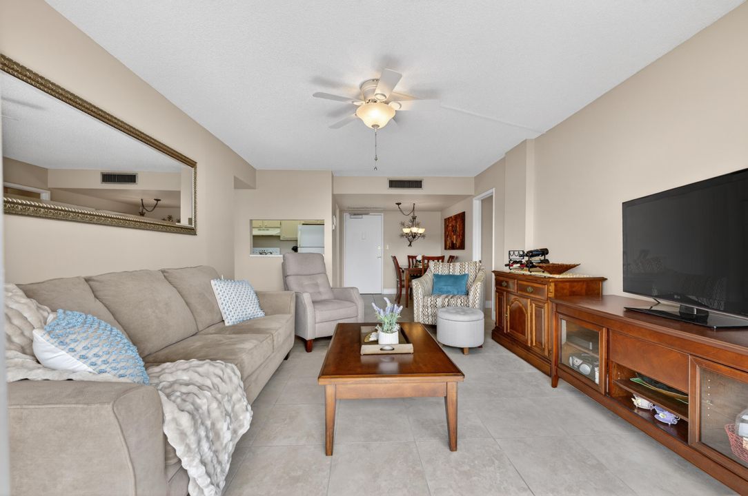 待售: $249,800 (2 贝兹, 1 浴室, 911 平方英尺)