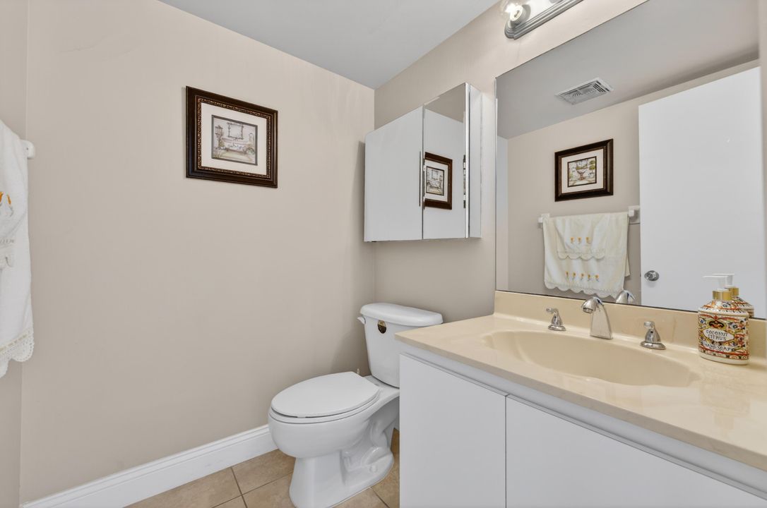 待售: $249,800 (2 贝兹, 1 浴室, 911 平方英尺)