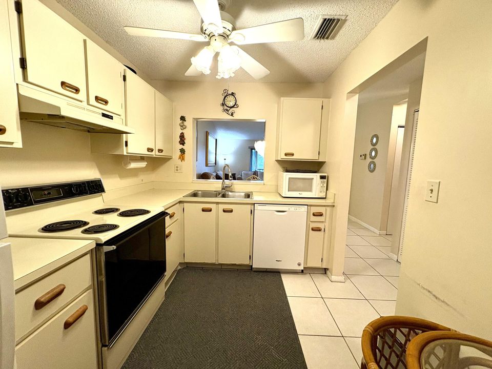 For Rent: $2,000 (2 beds, 2 baths, 900 Square Feet)