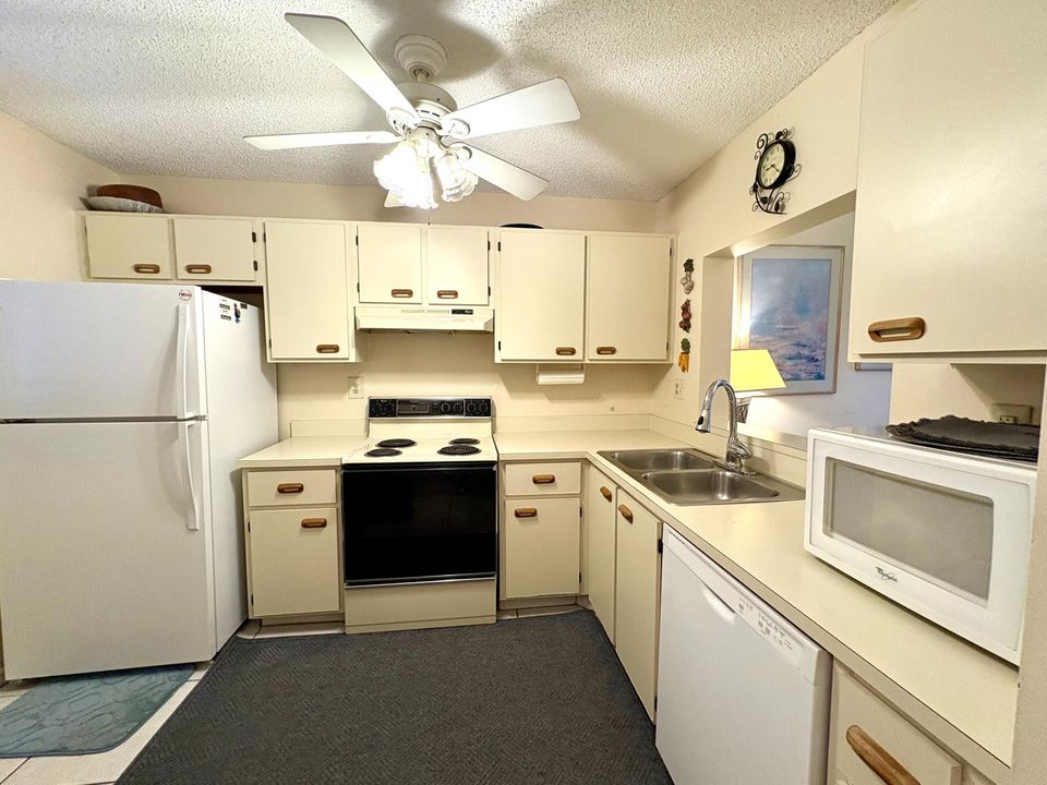 For Rent: $2,000 (2 beds, 2 baths, 900 Square Feet)