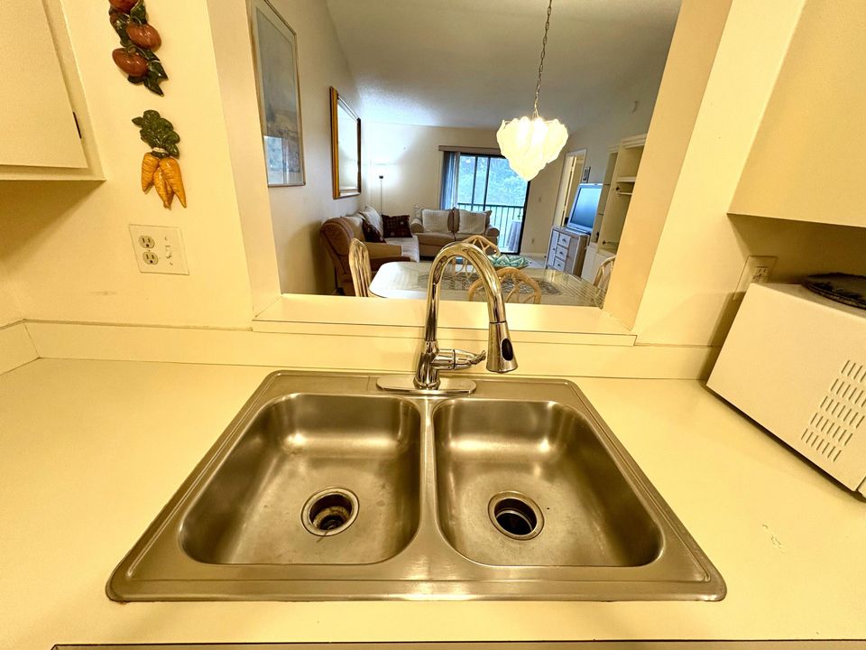 For Rent: $2,000 (2 beds, 2 baths, 900 Square Feet)