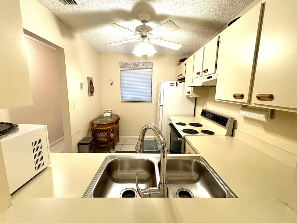 For Rent: $2,000 (2 beds, 2 baths, 900 Square Feet)