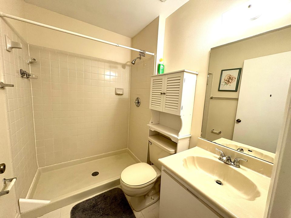 For Rent: $2,000 (2 beds, 2 baths, 900 Square Feet)