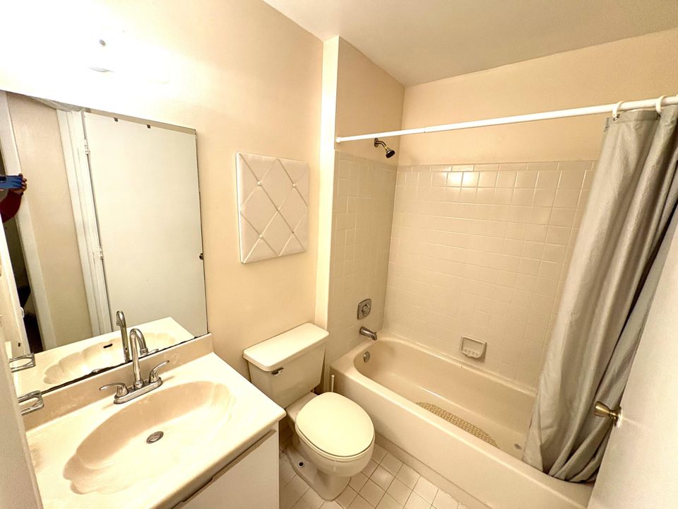 For Rent: $2,000 (2 beds, 2 baths, 900 Square Feet)