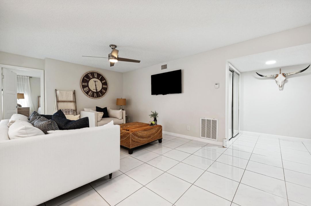 For Sale: $285,000 (2 beds, 2 baths, 1335 Square Feet)