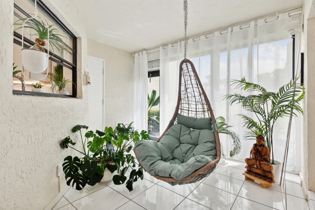 For Sale: $285,000 (2 beds, 2 baths, 1335 Square Feet)