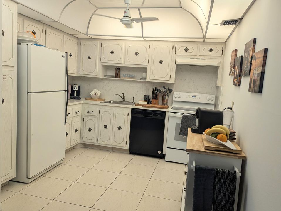 На продажу: $124,900 (1 спален, 1 ванн, 842 Квадратных фут)