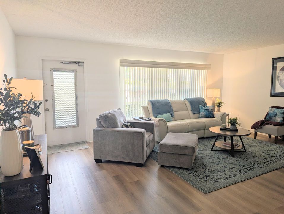 На продажу: $124,900 (1 спален, 1 ванн, 842 Квадратных фут)