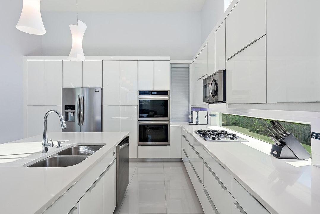 出租: $20,000 (4 贝兹, 4 浴室, 3254 平方英尺)