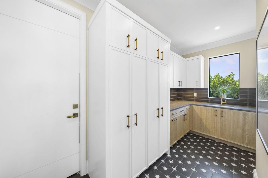 For Rent: $30,000 (5 beds, 4 baths, 4685 Square Feet)