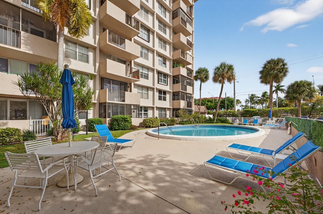 待售: $249,800 (2 贝兹, 1 浴室, 911 平方英尺)