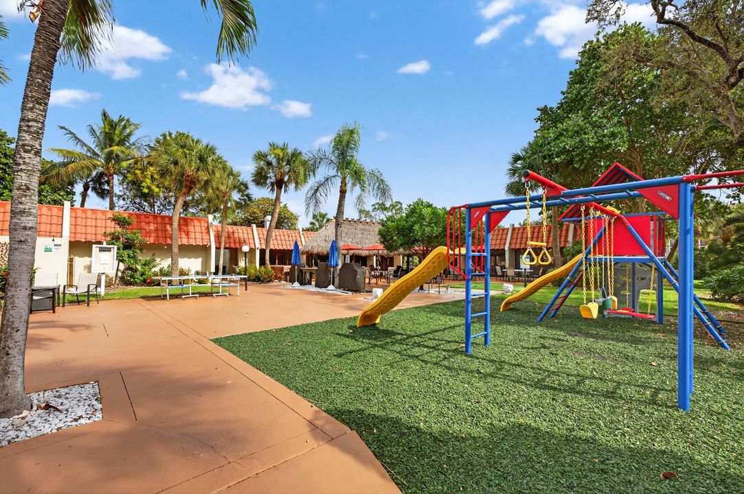 待售: $249,800 (2 贝兹, 1 浴室, 911 平方英尺)