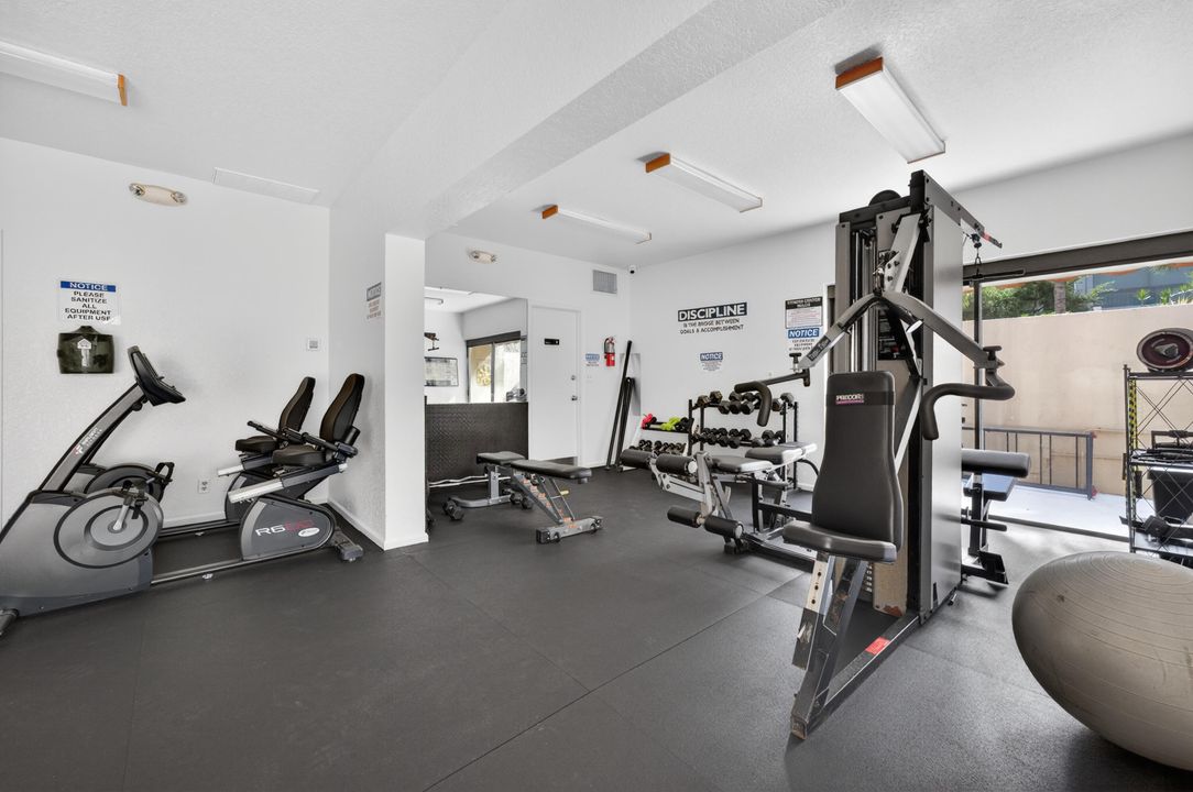 待售: $249,800 (2 贝兹, 1 浴室, 911 平方英尺)