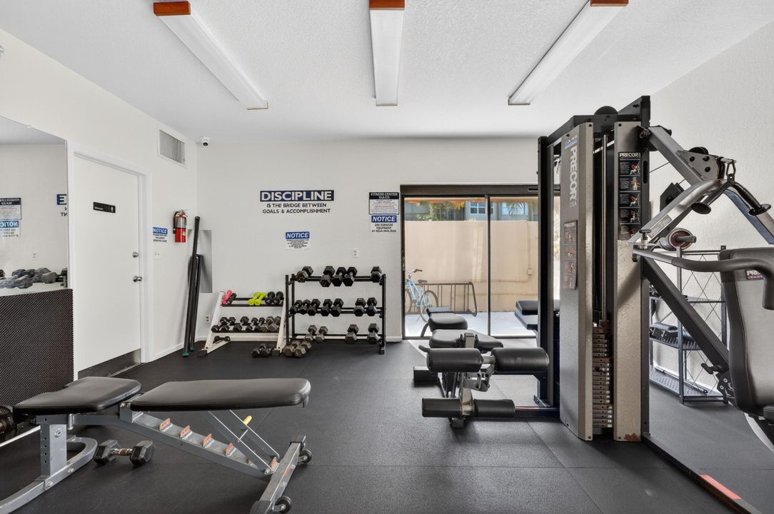 待售: $249,800 (2 贝兹, 1 浴室, 911 平方英尺)