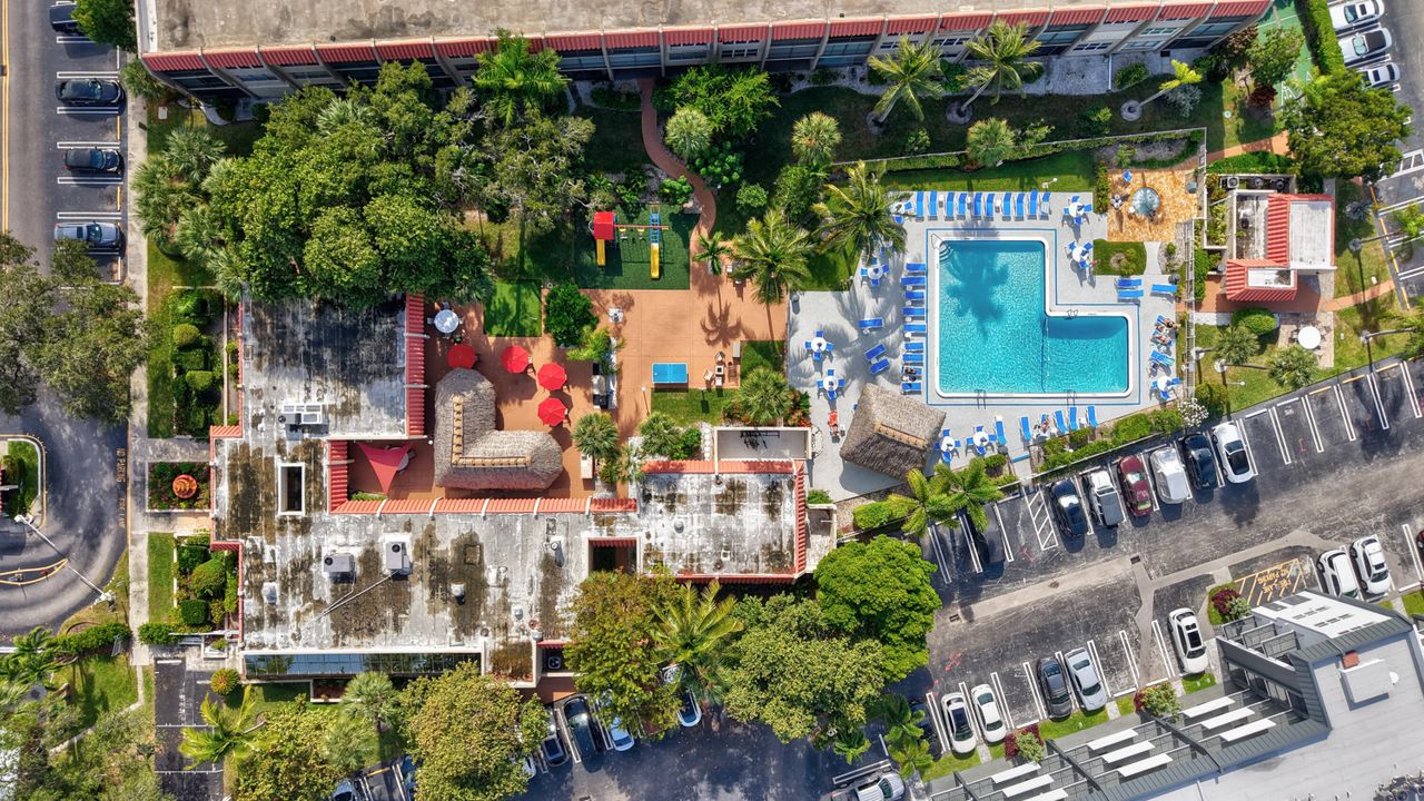 待售: $249,800 (2 贝兹, 1 浴室, 911 平方英尺)