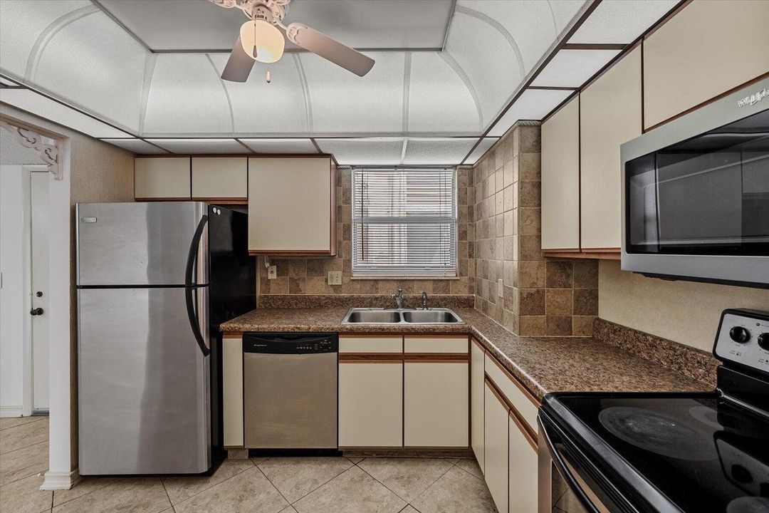 For Sale: $175,000 (2 beds, 2 baths, 994 Square Feet)