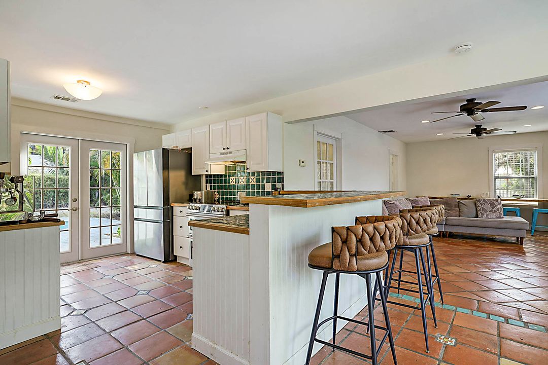 待售: $460,000 (3 贝兹, 1 浴室, 1332 平方英尺)