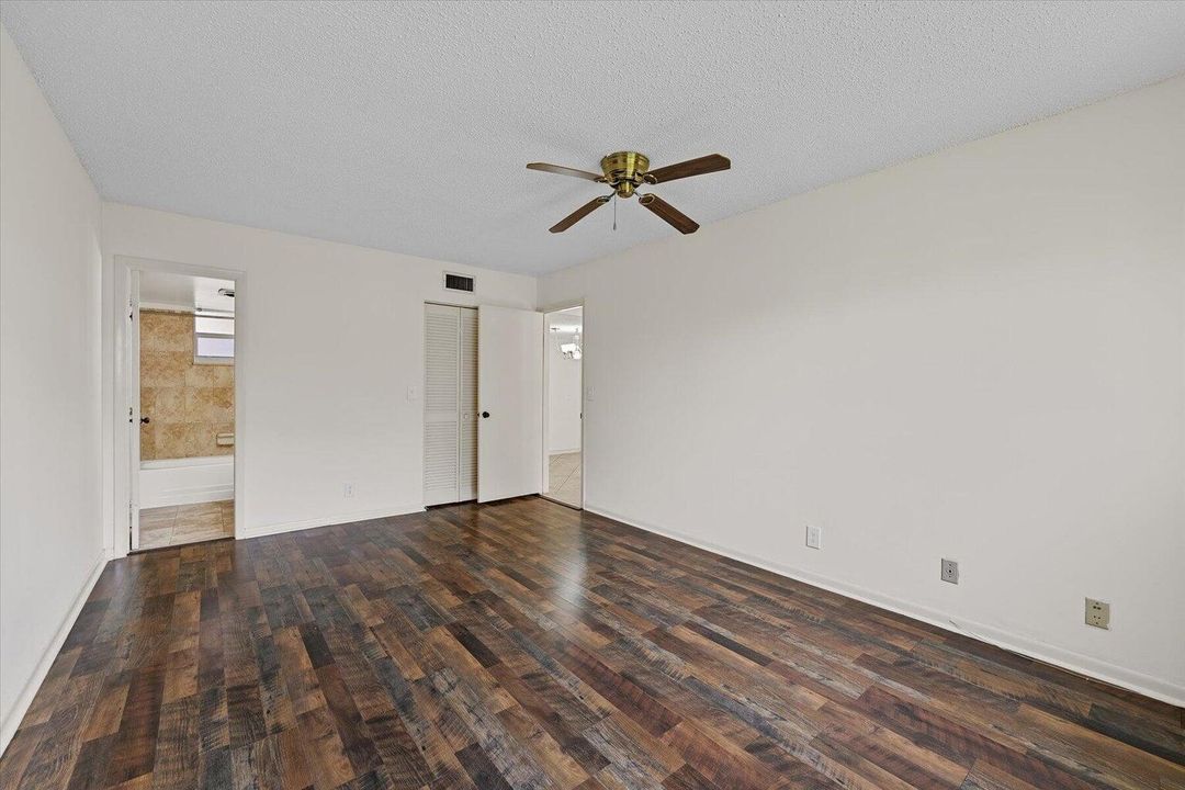 For Sale: $175,000 (2 beds, 2 baths, 994 Square Feet)