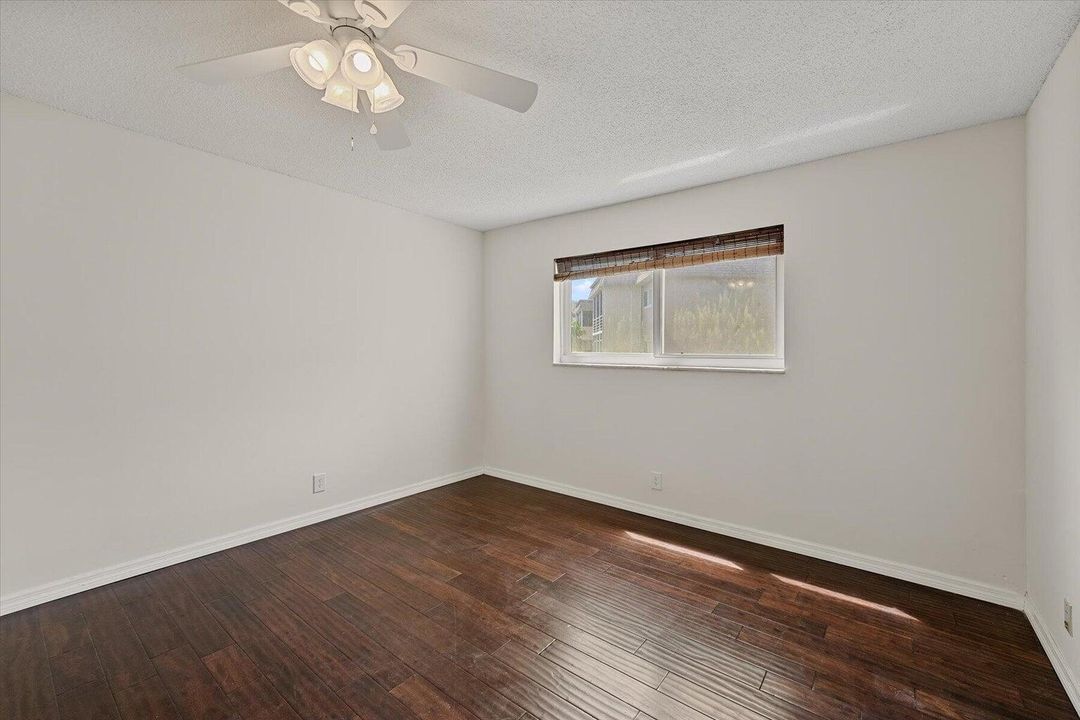 For Sale: $175,000 (2 beds, 2 baths, 994 Square Feet)