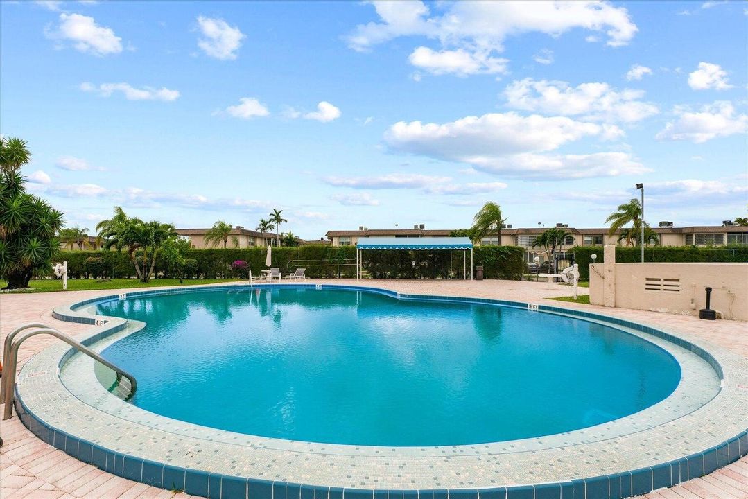 For Sale: $175,000 (2 beds, 2 baths, 994 Square Feet)