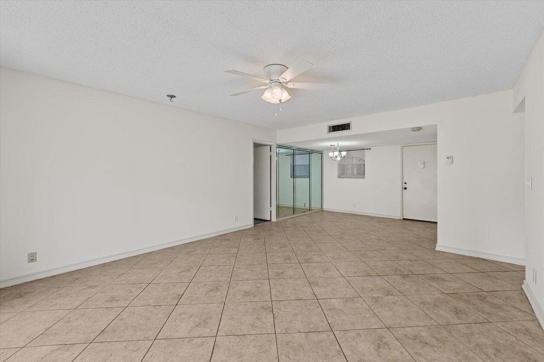 For Sale: $175,000 (2 beds, 2 baths, 994 Square Feet)