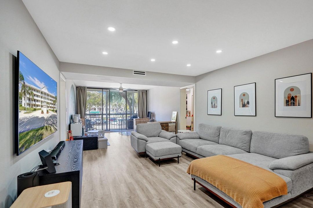 For Sale: $299,000 (2 beds, 2 baths, 1385 Square Feet)