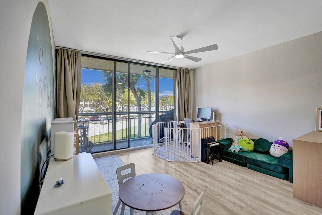 For Sale: $299,000 (2 beds, 2 baths, 1385 Square Feet)