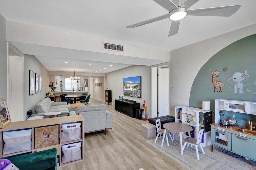 For Sale: $299,000 (2 beds, 2 baths, 1385 Square Feet)