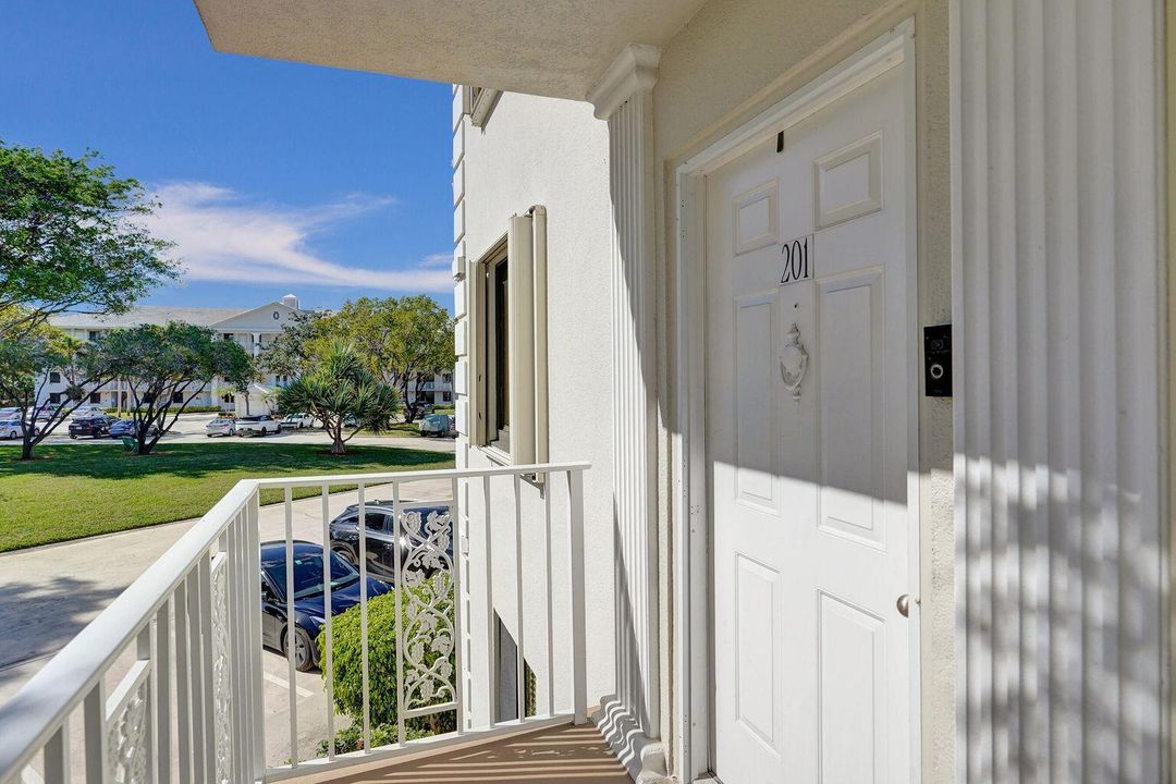 For Sale: $299,000 (2 beds, 2 baths, 1385 Square Feet)