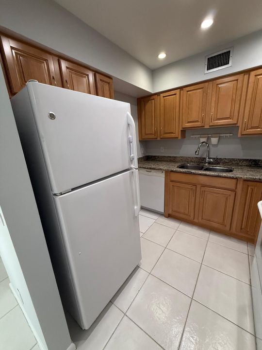 For Rent: $2,300 (2 beds, 2 baths, 960 Square Feet)