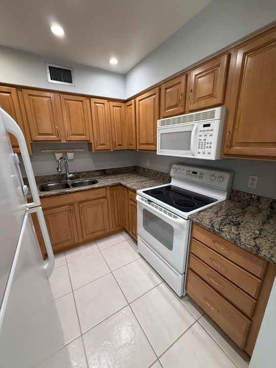 For Rent: $2,300 (2 beds, 2 baths, 960 Square Feet)